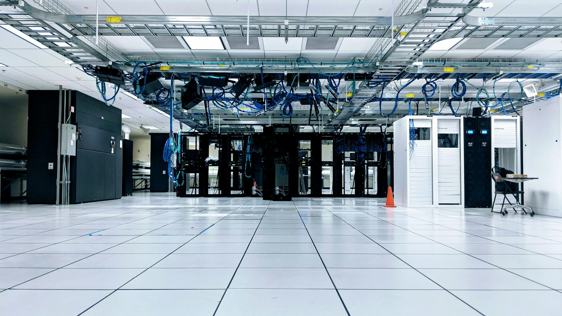 Deretan kabinet server di ruang data center